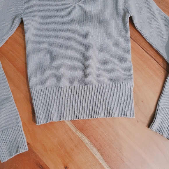 V-Neck Lightweight Ribbed Sweater In Taupe - Picture 3 of 8